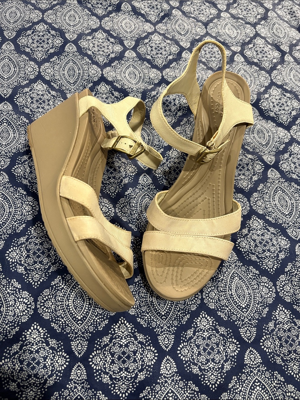 Crocs Women’s Leigh II Cross-Strap Ankle Wedge